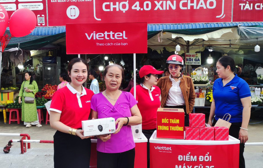 Viettel Bà Rịa-Vũng Tàu tổ chức tuyên truyền và đổi điện thoại thông minh mới cho khách hàng  tại huyện Côn Đảo.