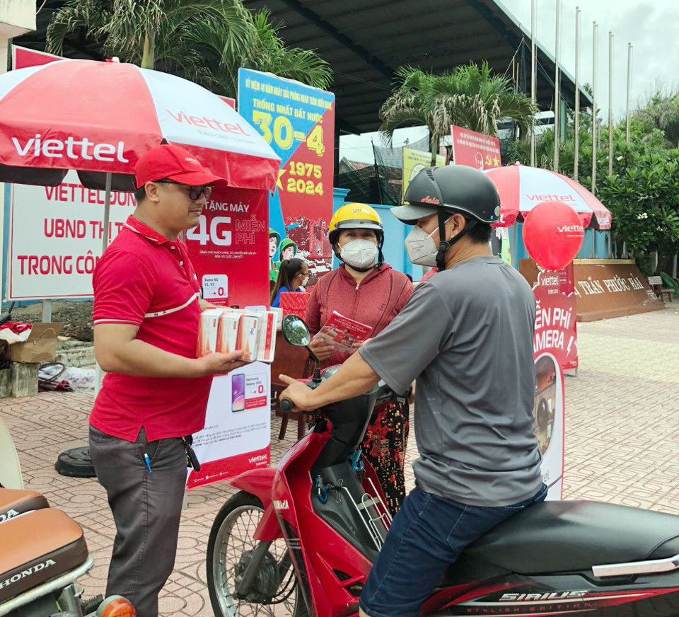 Nhà mạng tuyên truyền về chủ trương và các chính sách hỗ trợ người dân chuyển đổi điện thoại 2G tại thị trấn Phước Hải (huyện Đất Đỏ).