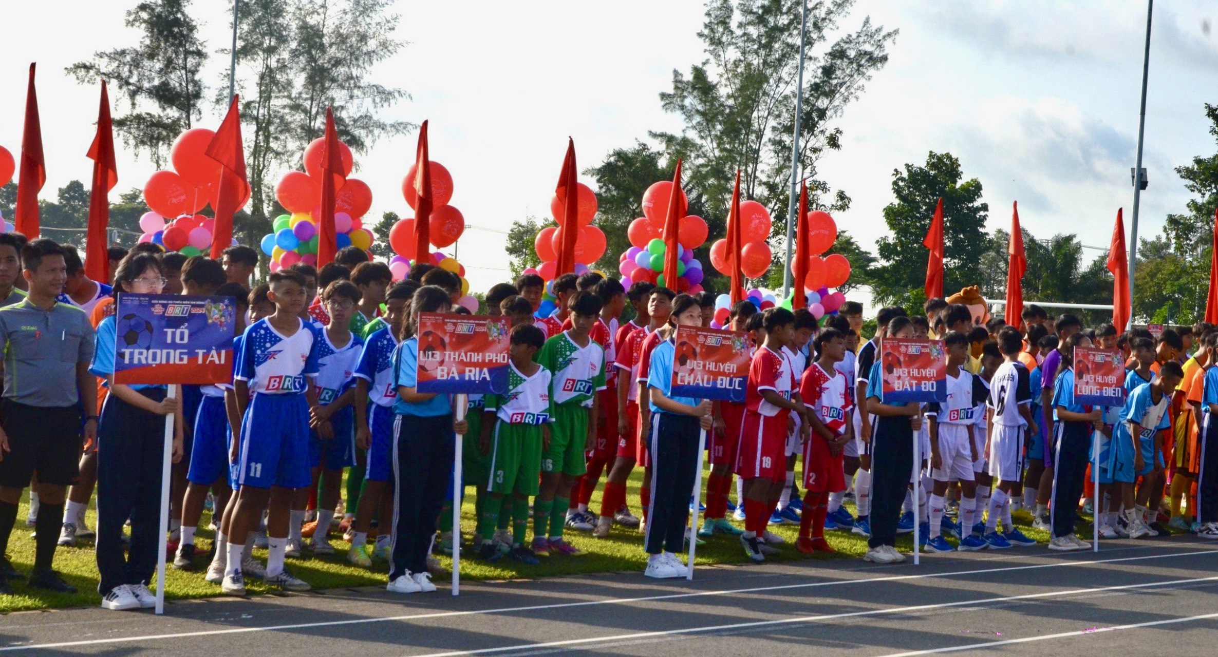 Các đội bóng tham dự giải.