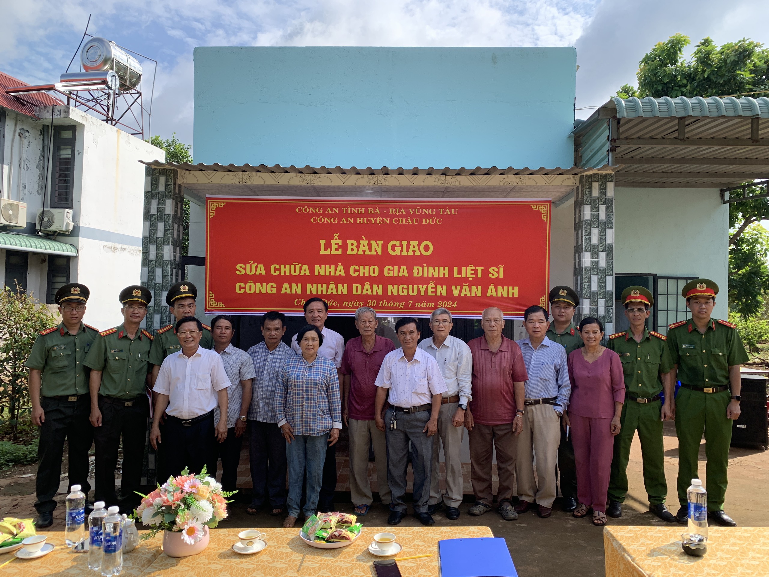 Công an huyện Châu Đức bàn giao sửa chữa nhà cho gia đình liệt sĩ Công an nhân dân Nguyễn Văn Ánh.