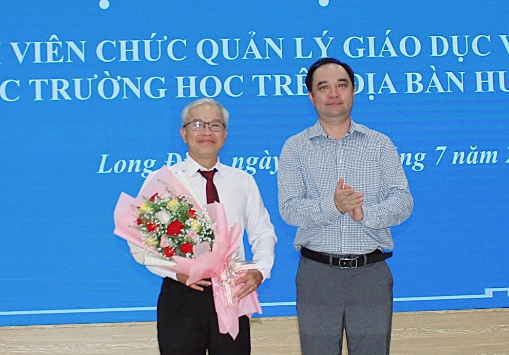 Ông Lê Hữu Hiền, Phó Chủ tịch UBND huyện Long Điền tặng hoa cho báo cáo viên.