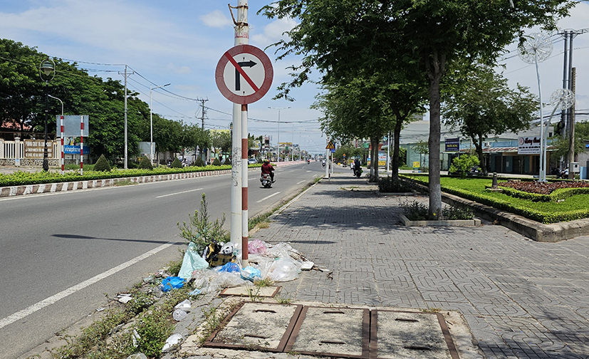 Một trụ biển báo giao thông tại khu vực này xảy ra tình trạng rác thải bị bỏ bừa bãi, ảnh chụp 11 giờ 15 phút ngày 29/7.