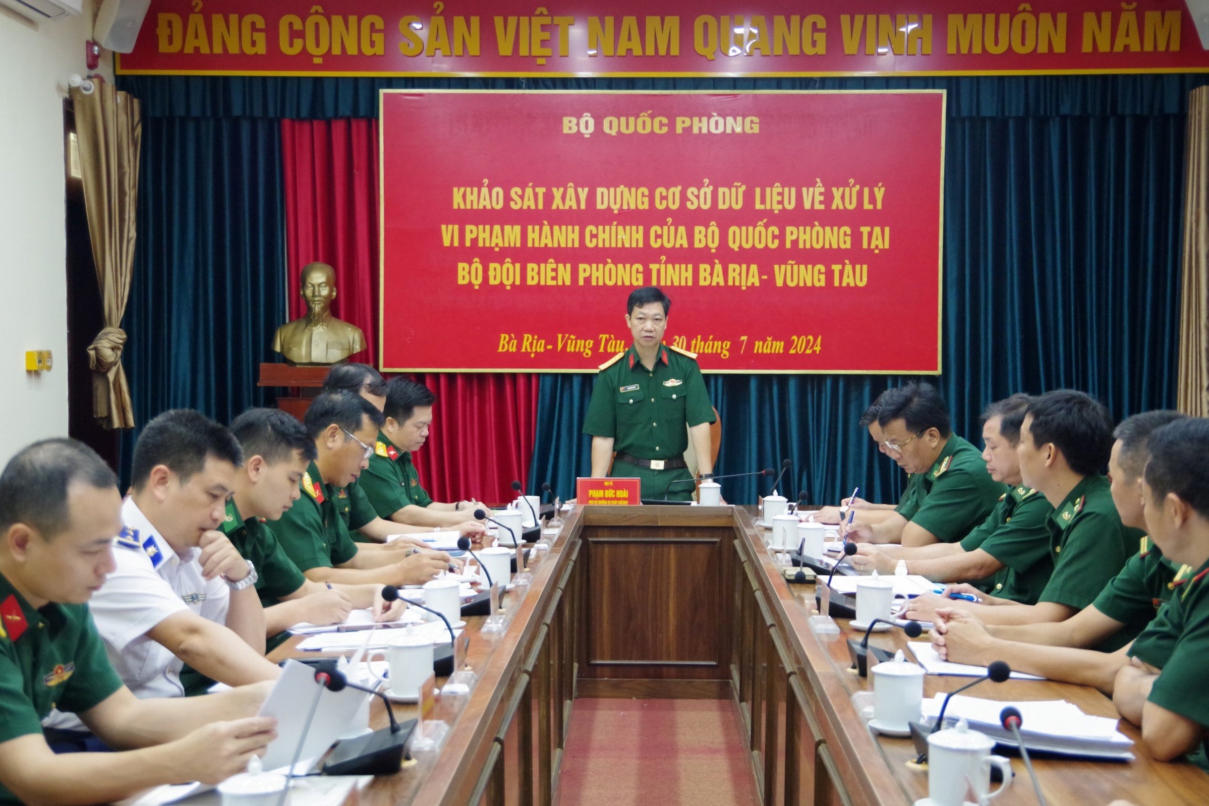 Đại tá Phạm Đức Hoài, Phó Vụ trưởng Vụ Pháp chế Bộ Quốc phòng phát biểu tại buổi làm việc.