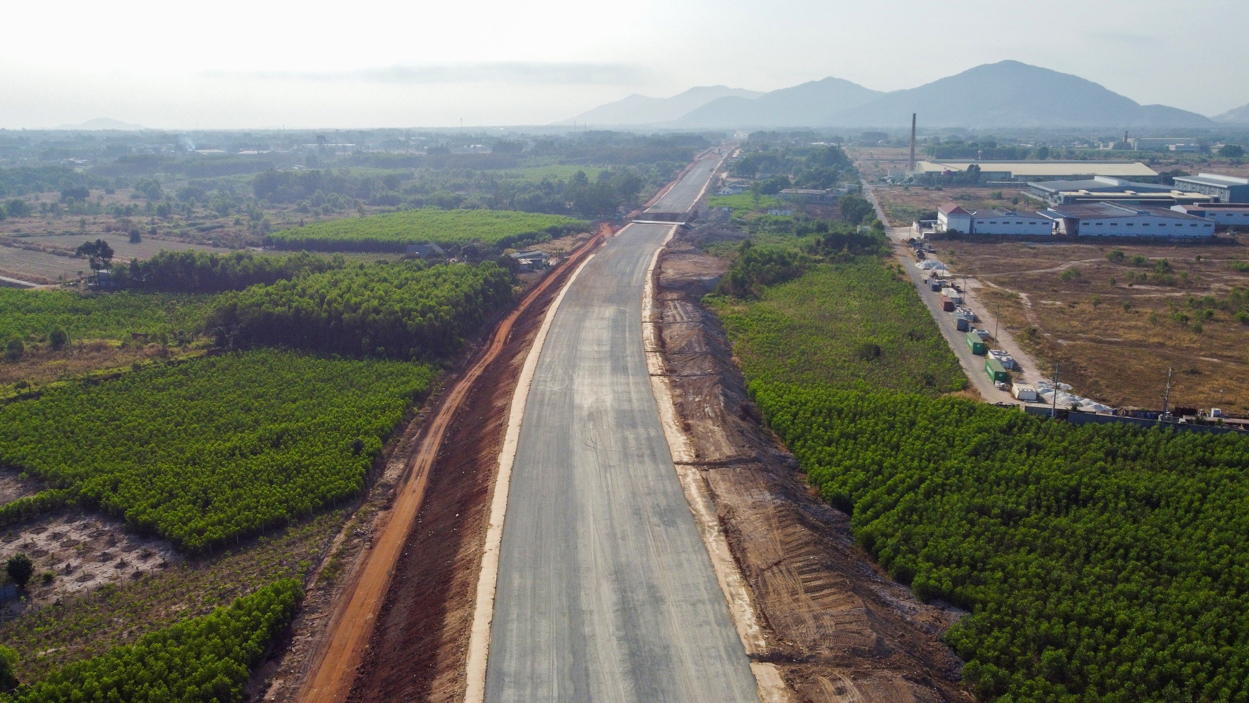 Nhìn từ trên cao, tuyến đường đã bắt đầu thành hình. Trong ảnh: Điểm đầu dự án đường cao tốc BH-VT thuộc phường Mỹ Xuân, TX.Phú Mỹ. Ảnh chụp ngày 14/7/2024.