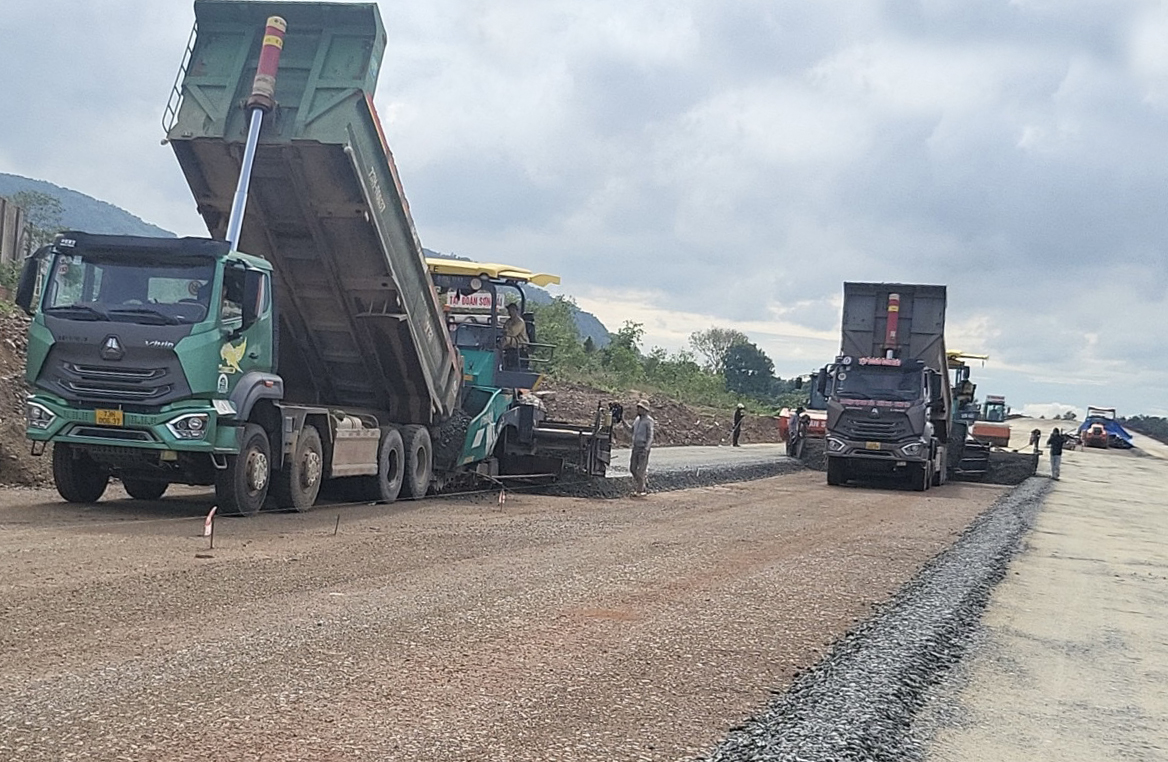 Trên công trường xe chở vật liệu phục vụ dự án ra vào tấp nập.