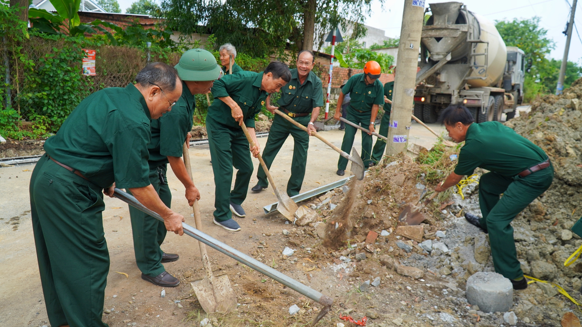 Cán bộ, hội viên Hội CCB và các tầng lớp Nhân dân dọn dẹp, vệ sinh môi trường tại các khu dân cư trên địa bàn phường Long Toàn.