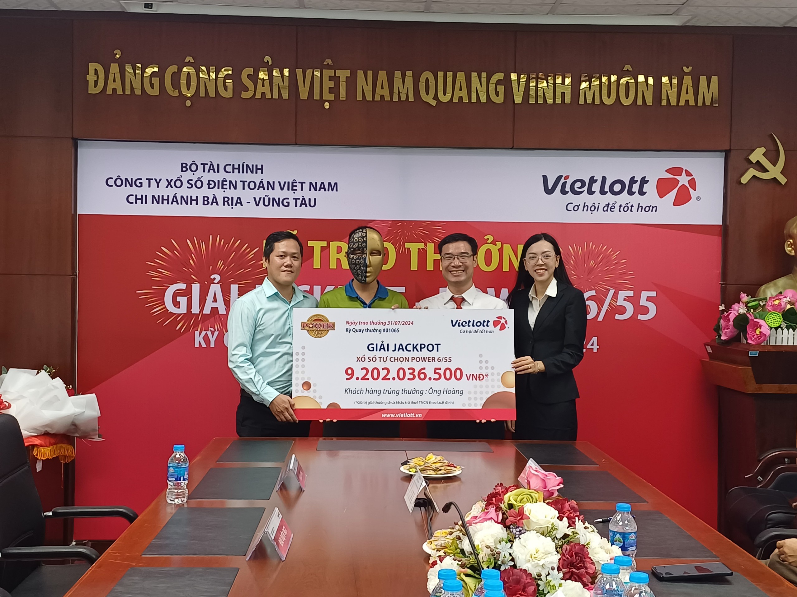 Đại diện Vietlott Chi nhánh BR-VT trao giải cho ông V.H (người đeo mặt nạ).