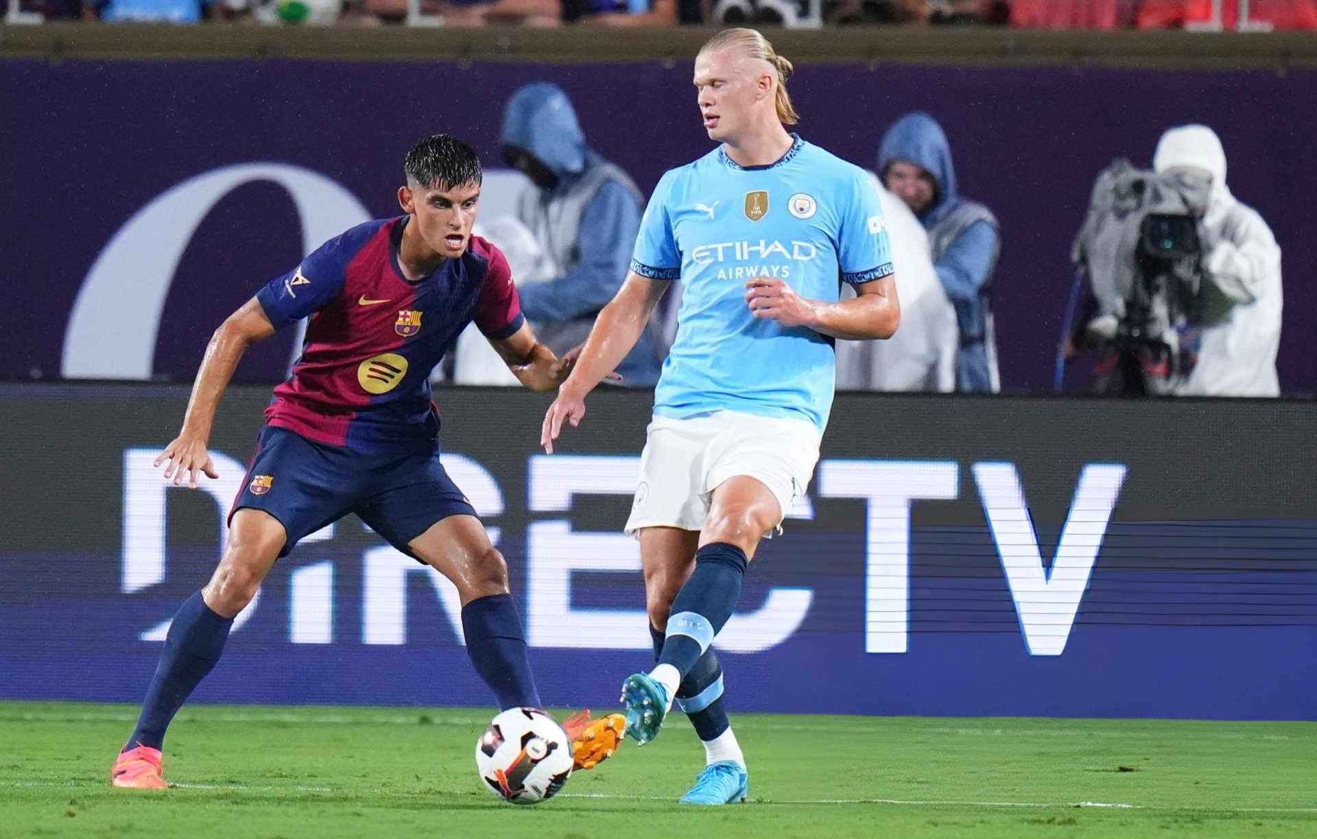 Haaland gặp vấn đề về cơ trong trận đấu với Barca.