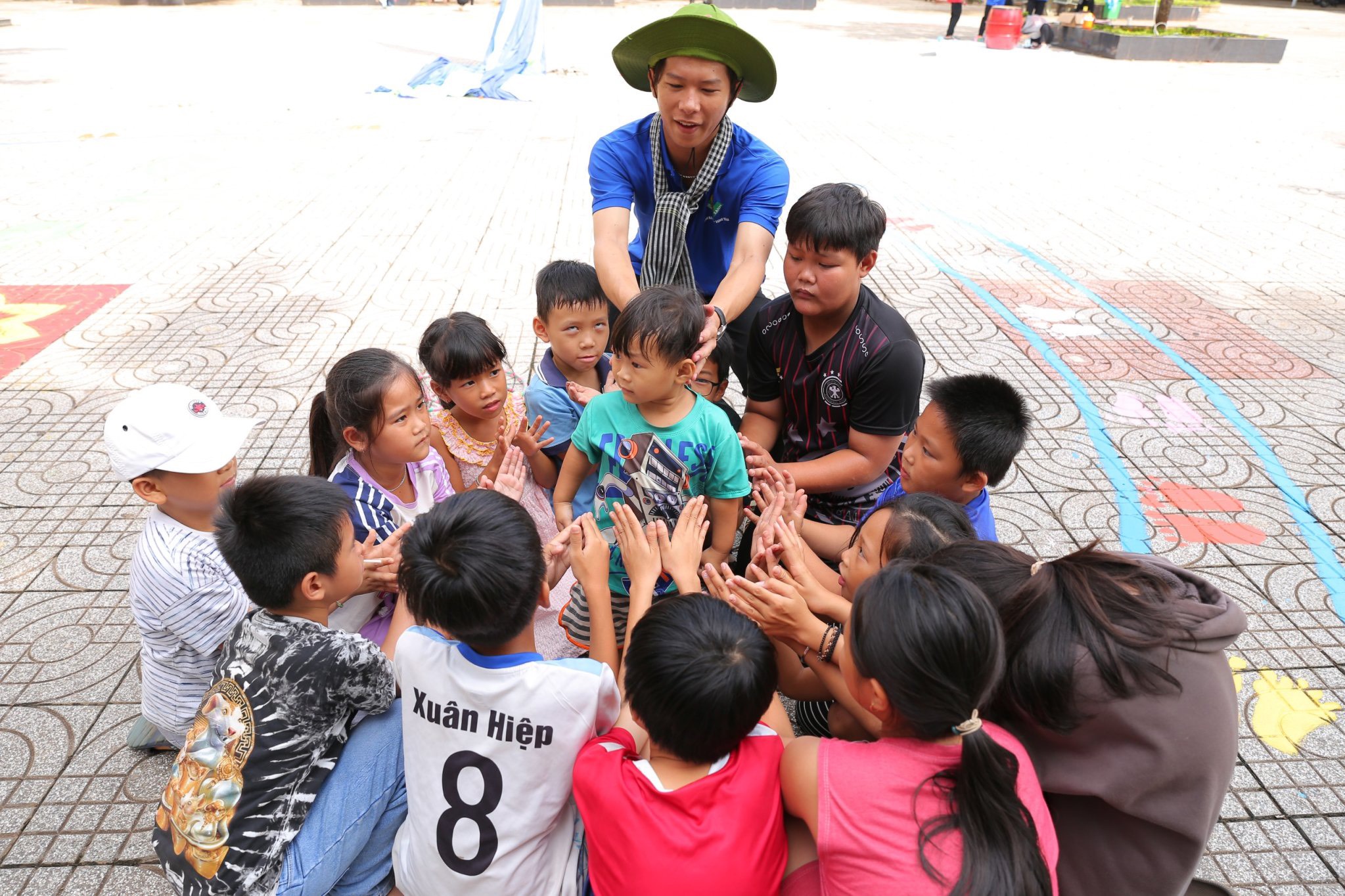 Tình nguyện viên tổ chức hoạt động vui chơi tập thể cho thiếu nhi xã Bình Trung, huyện Châu Đức.