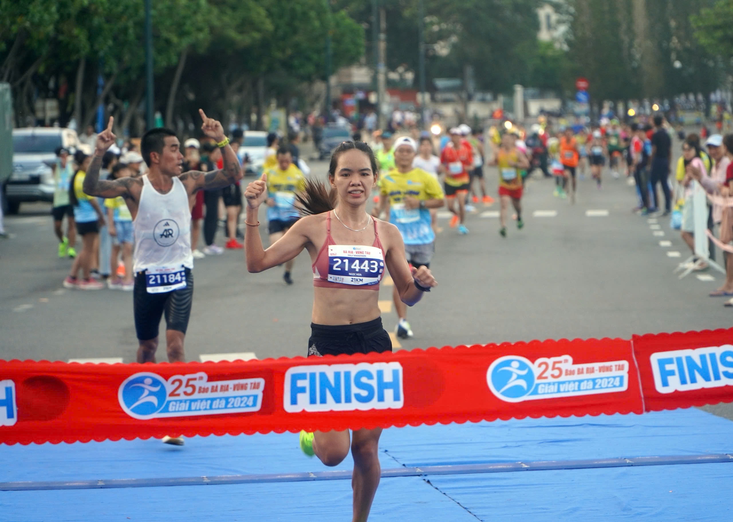 Nữ kỷ lục gia Marathon Việt Nam Hoàng Thị Ngọc Hoa thể hiện đẳng cấp khi 