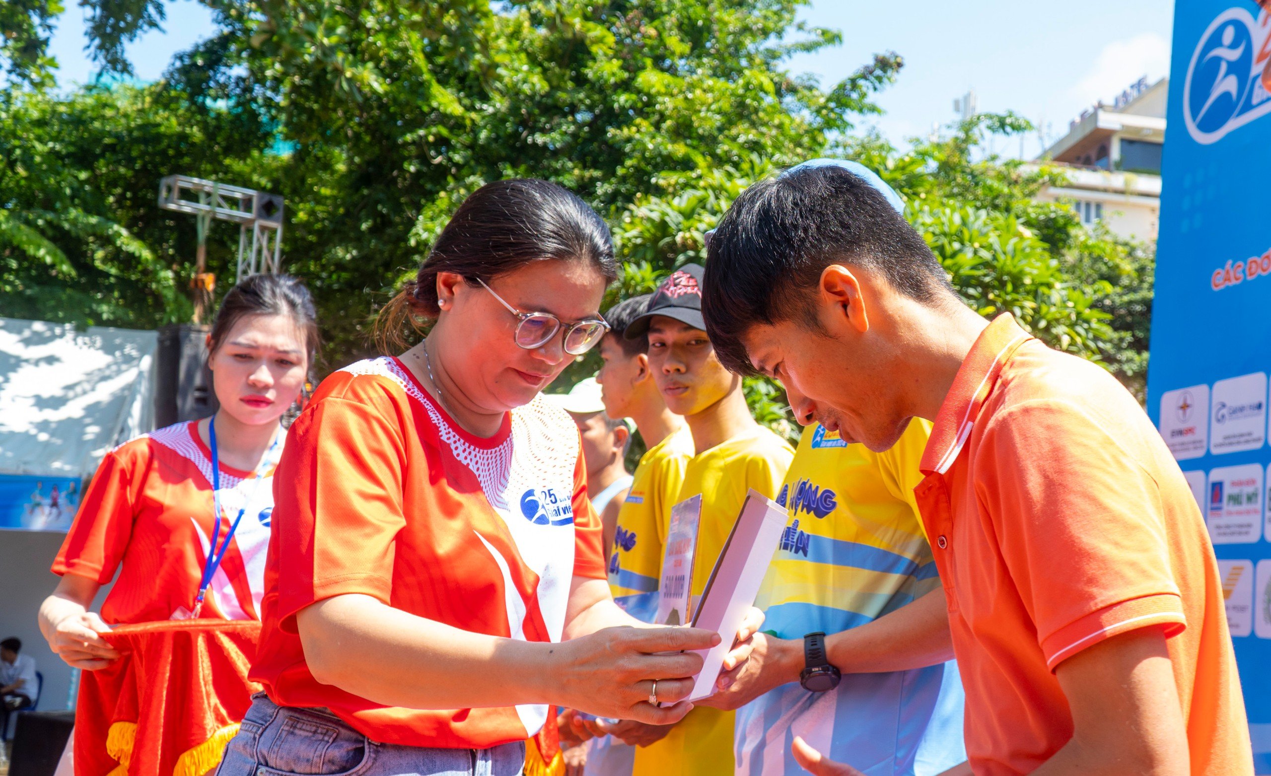 Bà Nguyễn Thị Huyền Thu, Phó Tổng Biên tập Báo Long An trao giải cho các VĐV.