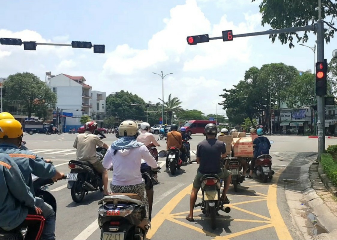 Nhiều người dân dừng đỗ tại vạch kẻ đường mắt võng.