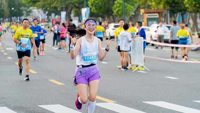 Nữ VĐV trên đường chạy 10km.