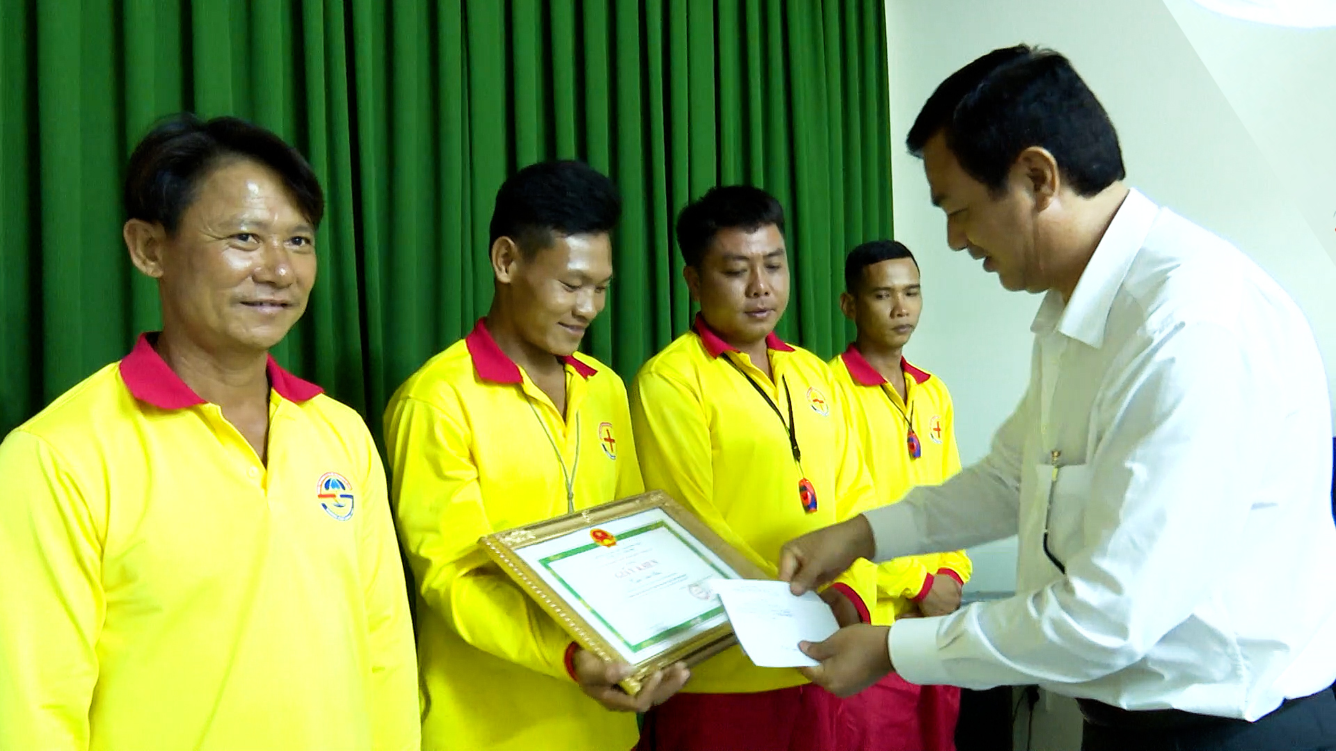 Ông Trịnh Hàng, Giám đốc Sở Du lịch khen thưởng các nhân viên cứu hộ (Công ty TNHH Tâm Hoàng Thiên) đã nỗ lực cứu 3 du khách đuối nước chiều 14/4/2024.