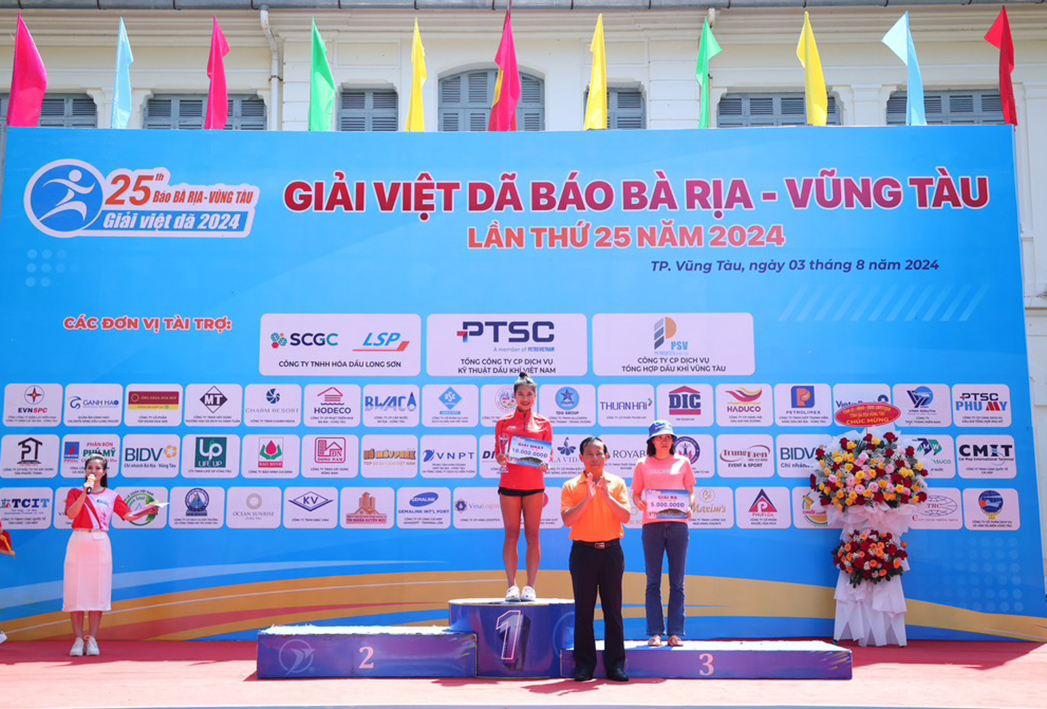 Ông Nguyễn Văn Hiếu, Giám đốc Petro Hotel, đại diện nhà tài trợ PTSC trao giải cho VĐV cự ly 10km nữ.