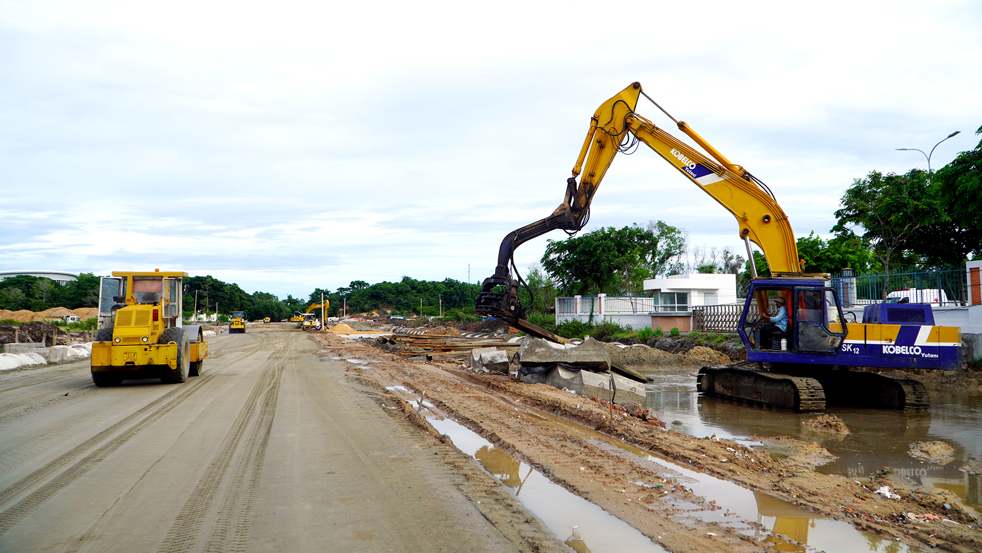 Tỷ lệ giải ngân vốn đầu tư công sau 7 tháng tăng so với cùng kỳ năm 2023.  Trong ảnh: Thi công đường Hàng Điều (TP. Vũng Tàu).