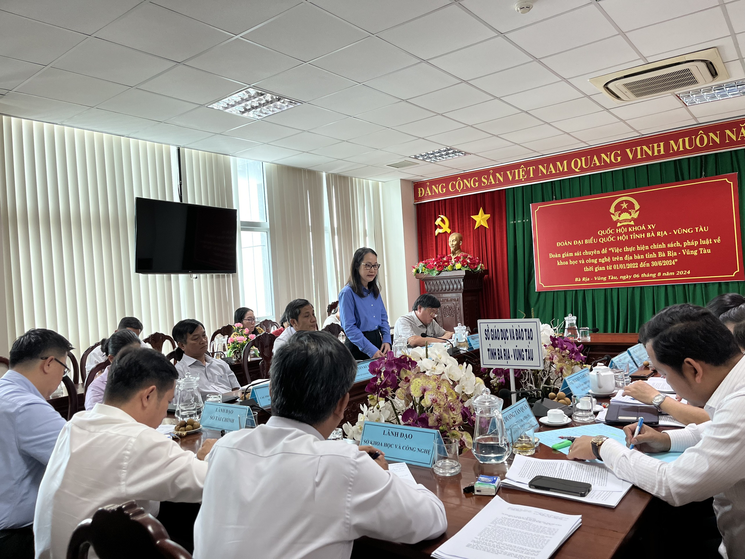 Giám đốc Sở GD-ĐT Trần Thị Ngọc Châu trao đổi tại buổi giám sát của Đoàn ĐBQH về việc thực hiện chính sách, PL về KH-CN sáng 6.8.