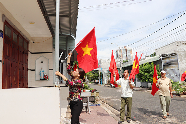 Người dân ấp Phước Thắng, xã Phước Tỉnh, huyện Long Điền thực hiện tuyến đường treo cờ Tổ quốc.