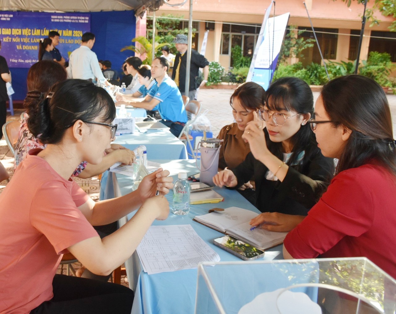 Người lao động tìm việc tại phiên giao dịch việc làm lần thứ IV.