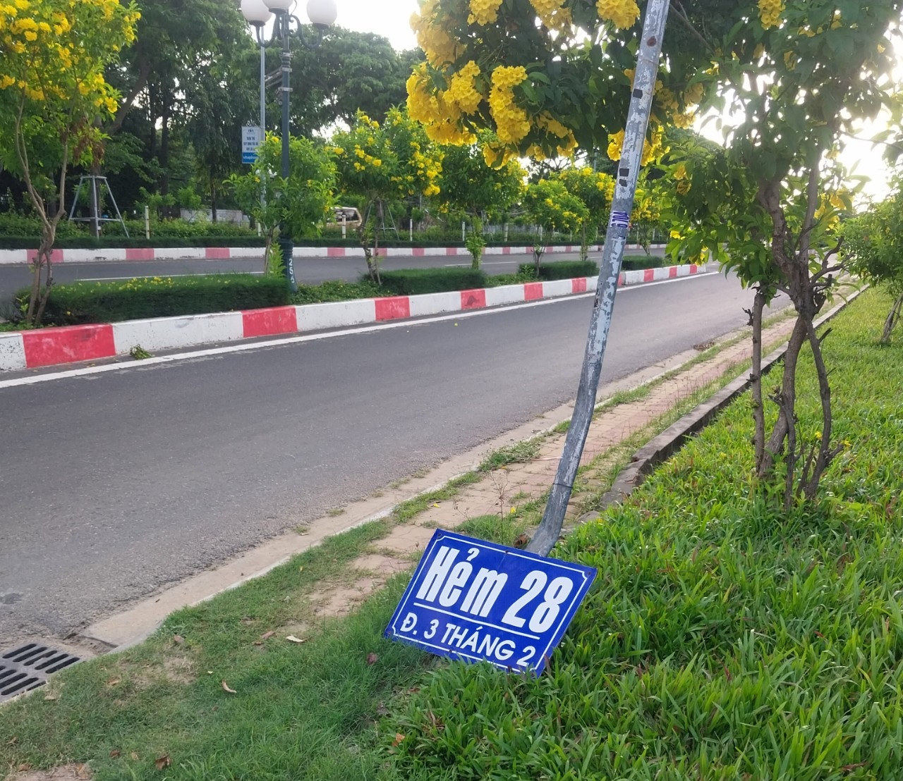 Bảng tên hẻm bị ngã đổ tại khu vực trước số nhà 28, đường 3/2, TP.Vũng Tàu.