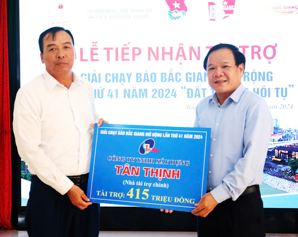 Ông Trịnh Văn Ánh tiếp nhận tài trợ của Công ty TNHH Xây dựng Tân Thịnh.