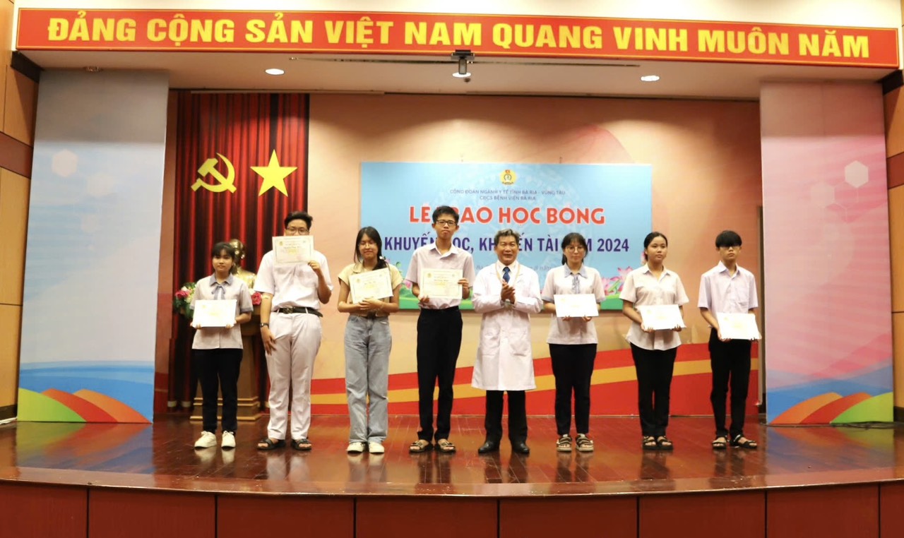 Bác sĩ Lê Cao Thái, Phó giám đốc, Chủ tịch Công đoàn cơ sở Bệnh viện Bà Rịa tặng học bổng cho con em công chức, viên chức, người lao động của bệnh viện. 