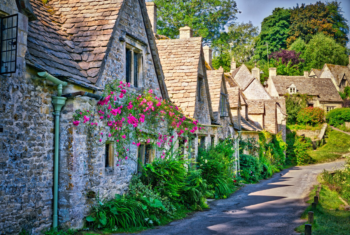 Ngôi làng Bibury nổi tiếng với những căn nhà được xây bằng đá sa thạch, mang đậm nét kiến trúc cổ kính, yên bình của vùng Cotswold.