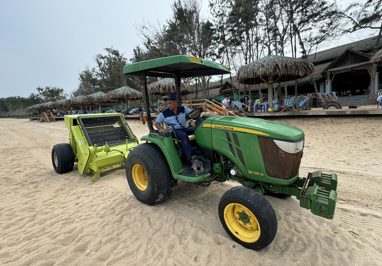 Trân Châu Beach & Resort làm sạch bãi biển hàng ngày bằng xe cào rác.
