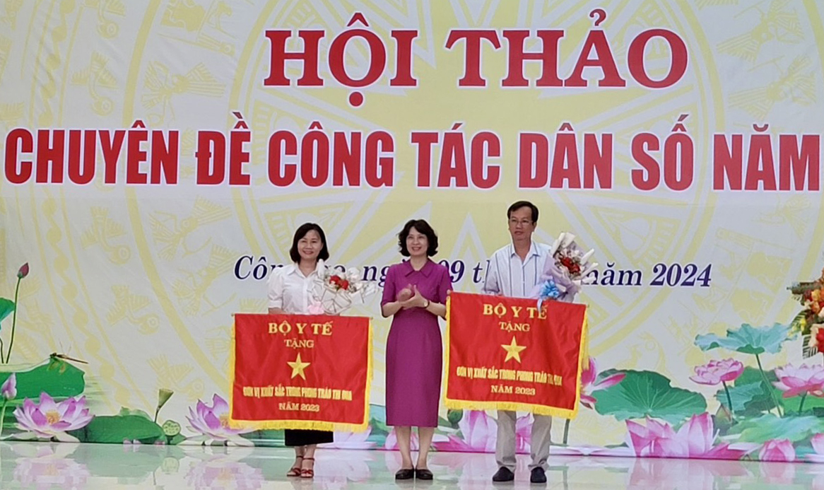 Thứ trưởng Bộ Y tế Nguyễn Thị Liên Hương tặng Cờ thi đua năm 2023 của Bộ Y tế cho tỉnh Tiền Giang và TP.Hải Phòng.