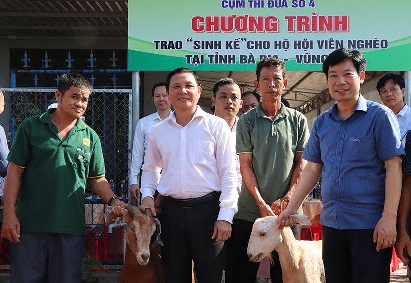 Ông Nguyễn Xuân Định (bên phải), Phó Chủ tịch BCH Trung ương Hội Nông dân Việt Nam; ông Mai Minh Quang, Chủ tịch Hội Nông dân tỉnh trao dê giống cho hội viên nông dân nghèo xã Hòa Hiệp, huyện Xuyên Mộc.