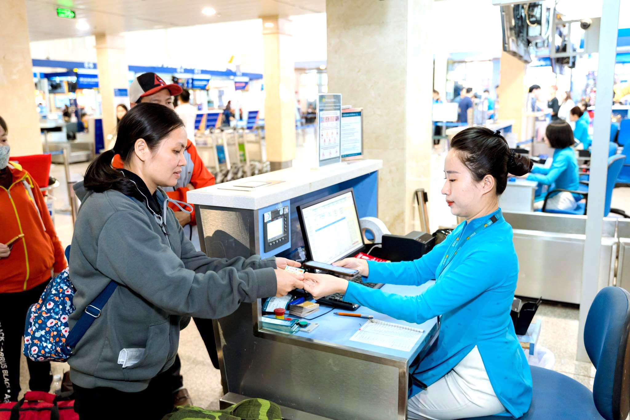 Khách làm thủ tục lên máy bay chuyến TP.Hồ Chí Minh-Côn Đảo tại sân bay Tân Sơn Nhất.