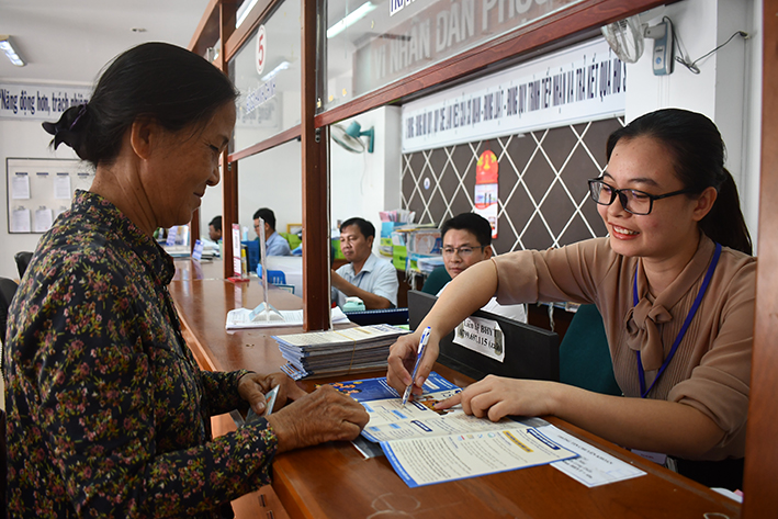 Giai đoạn 2023 - 2025, huyện Long Điền có 3 đơn vị hành chính cấp xã sẽ sáp nhập là Tam Phước, An Nhứt và An Ngãi thành xã Tam An. Trong ảnh: Công chức Bộ phận Một cửa UBND xã An Ngãi hướng dẫn người dân làm thủ tục hành chính.