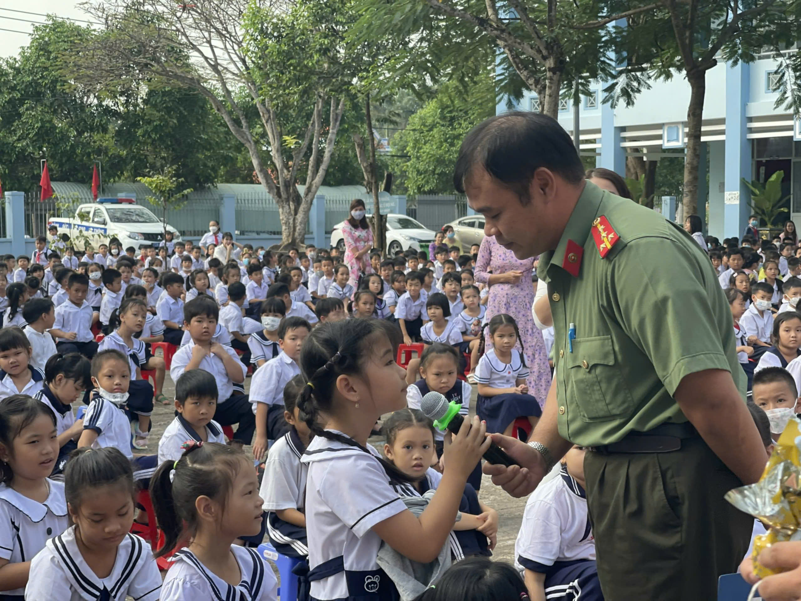 Cán bộ Công an tỉnh tuyên truyền phòng, chống xâm hại tình dục trẻ em và bảo đảm ATGT cho HS trên địa bàn TX.Phú Mỹ.