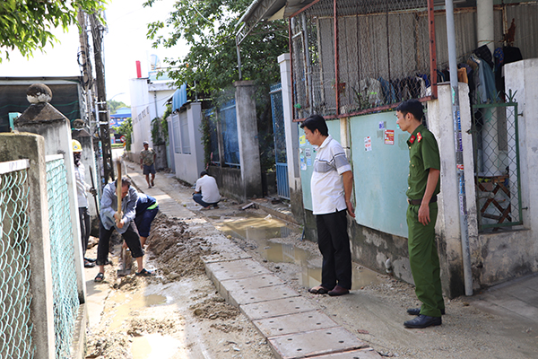 Ông Phạm Văn Bình đi kiểm tra việc thi công tuyến hẻm, từ phản ánh  của người dân qua Mô hình kết nối zalo “Dân hỏi, chính quyền trả lời- Dân khó khăn, Mặt trận và chính quyền hỗ trợ”.