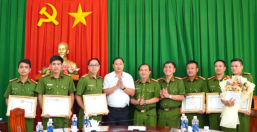 Ông Nguyễn Tấn Bản, Chủ tịch UBND huyện Châu Đức trao giấy khen và phần thưởng cho các tập thể, cá nhân.