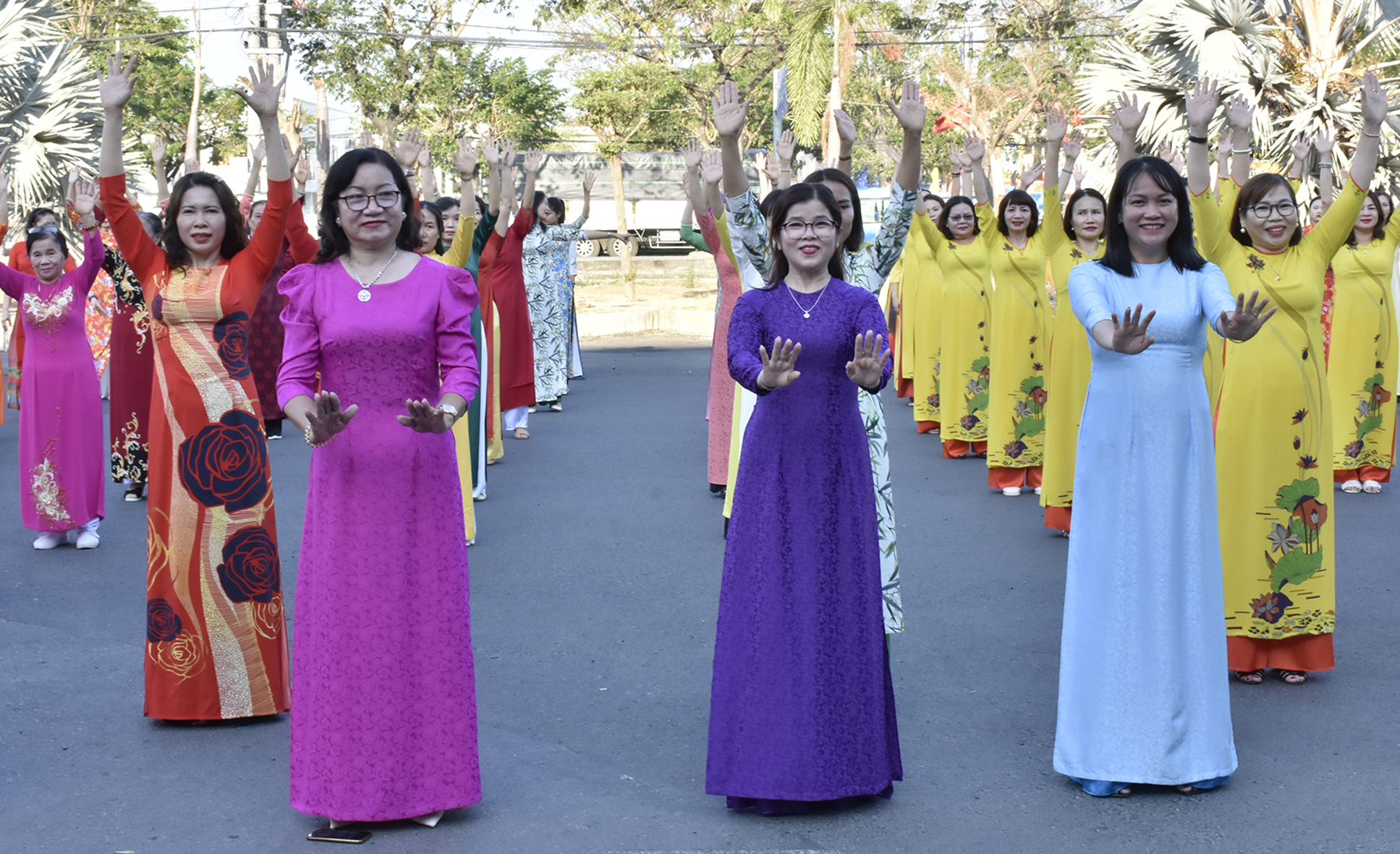 Phụ nữ TX.Phú Mỹ đồng diễn áo dài.