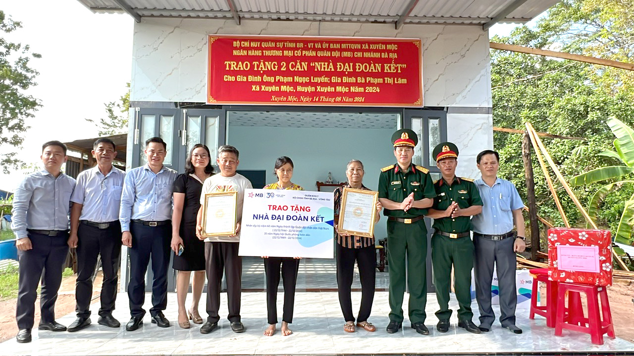 Các đơn vị trao nhà đại đoàn kết cho 2 gia đình khó khăn tại xã Xuyên Mộc (huyện Xuyên Mộc).