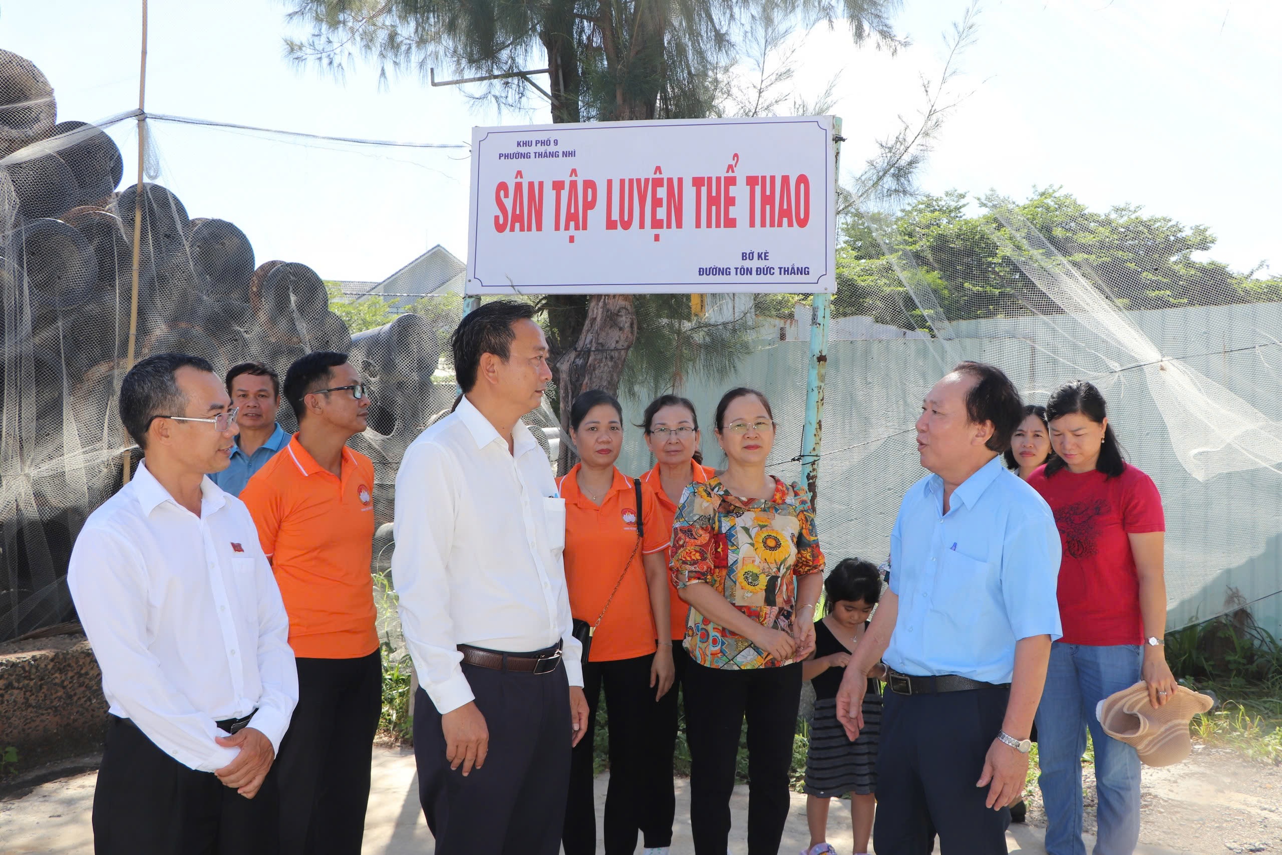 Bãi đất trống nhiều rác tại phường Thắng Nhì được cải tạo thành sân tập TDTT.