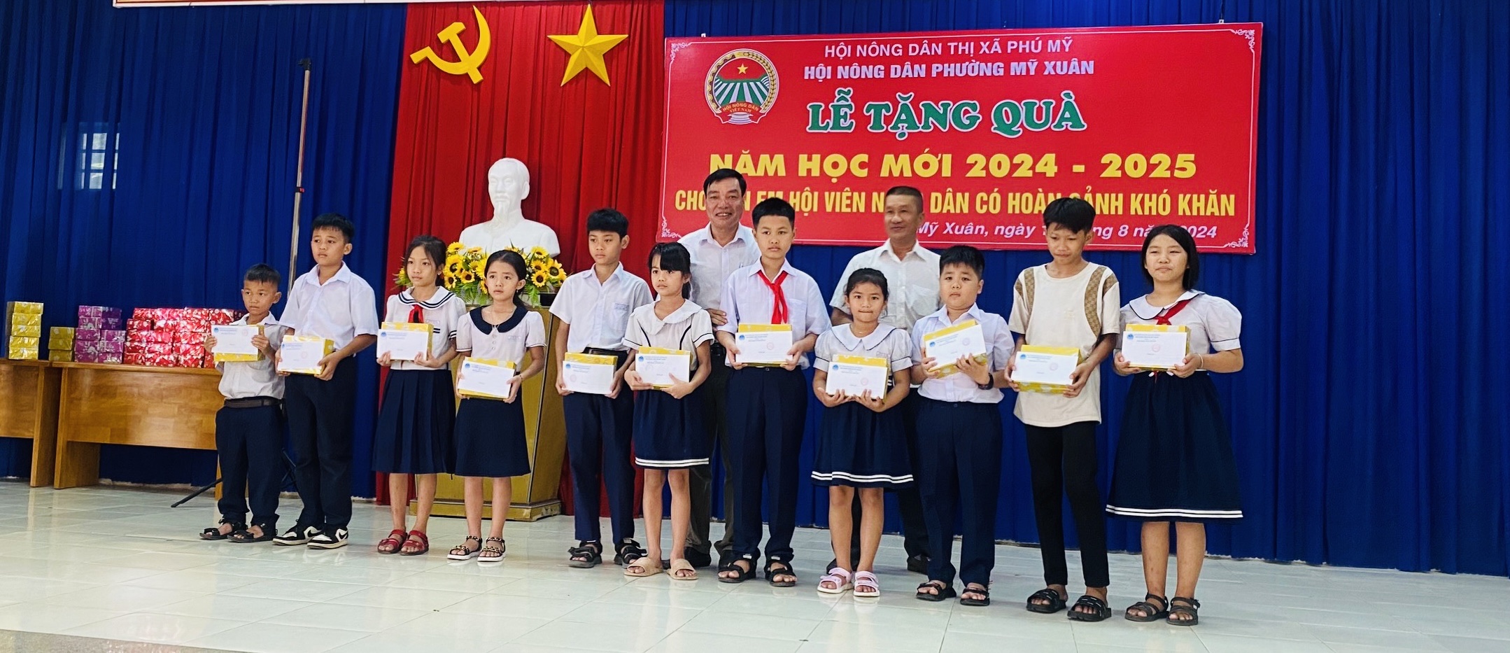 Hội Nông dân phường Mỹ Xuân, TX.Phú Mỹ tặng quà cho các em học sinh có hoàn cảnh khó khăn.