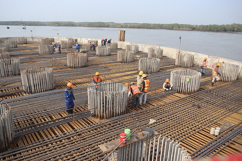 Để ứng phó với mùa mưa, các nhà thầu đã tăng cường ứng dụng công nghệ tiên tiến và sự phối hợp chặt chẽ giữa các đơn vị thi công nhằm đảm bảo chất lượng và tiến độ công trình. Đồng thời, tăng cường kiểm tra, giám sát chất lượng thi công, điều chỉnh kế hoạch thi công phù hợp với điều kiện thực tế.