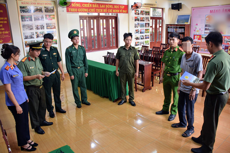 Phòng An ninh điều tra-Công an tỉnh phối hợp với Đồn Biên phòng Bến Đá tống đạt quyết định khởi tố bị can, lệnh bắt bị can để tạm giam đối với Ng.B.