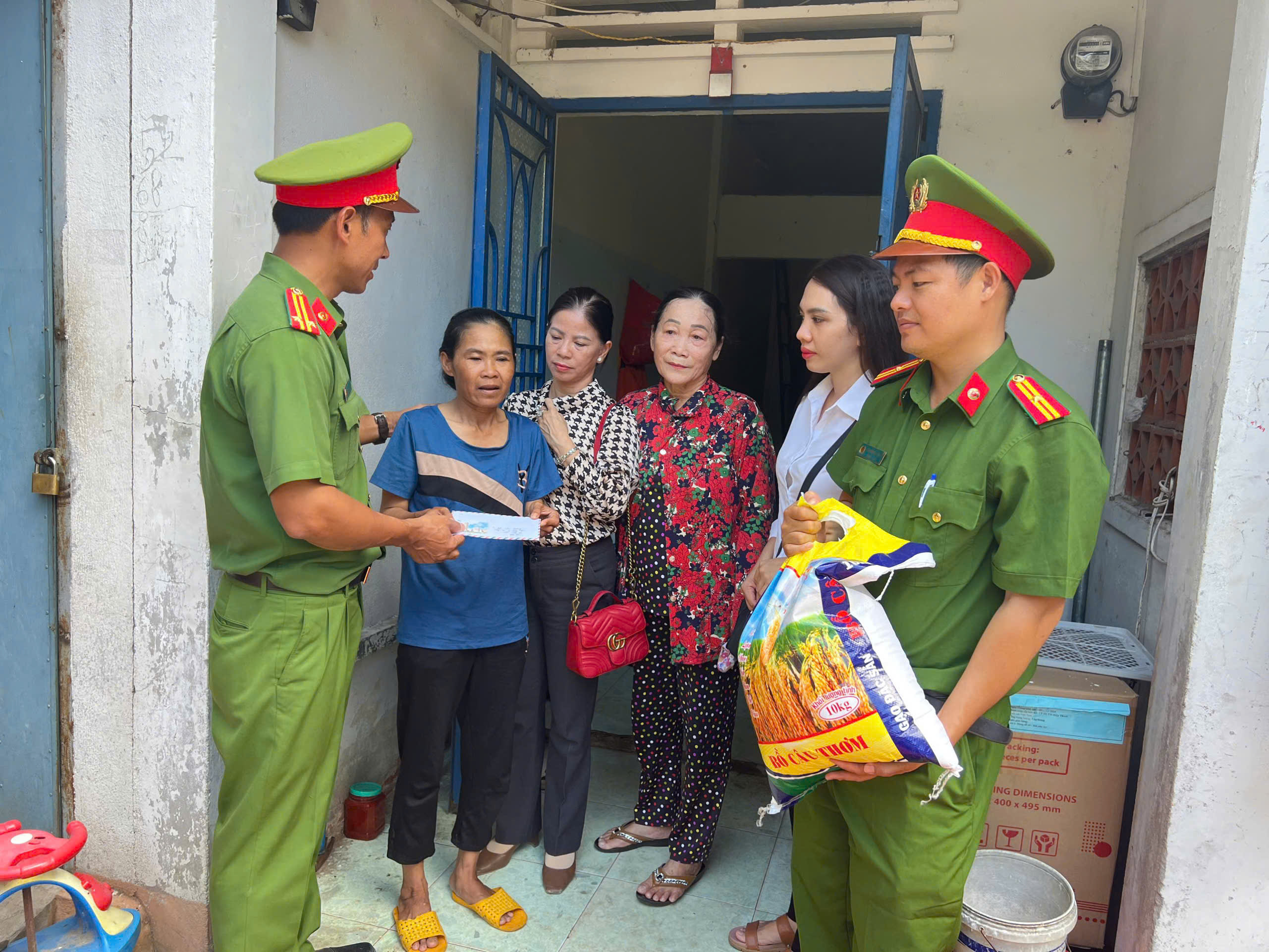 Công an phường Long Tâm thăm và tặng quà cho gia đình khó khăn ở khu phố 1. Ảnh: TRÚC GIANG