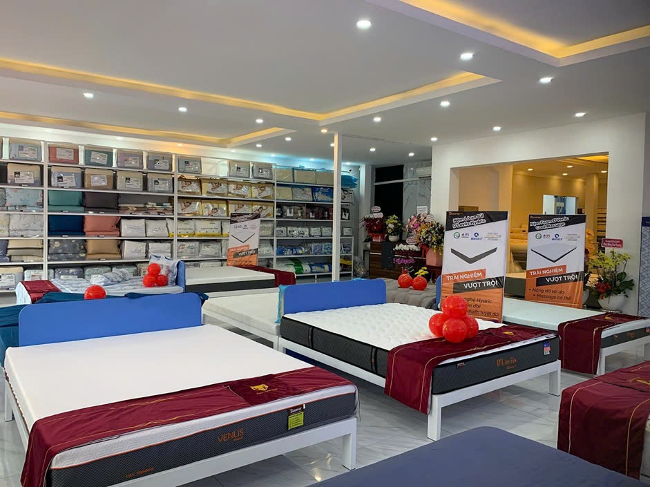 Không gian trải nghiệm trực tiếp tại showroom cửa hàng