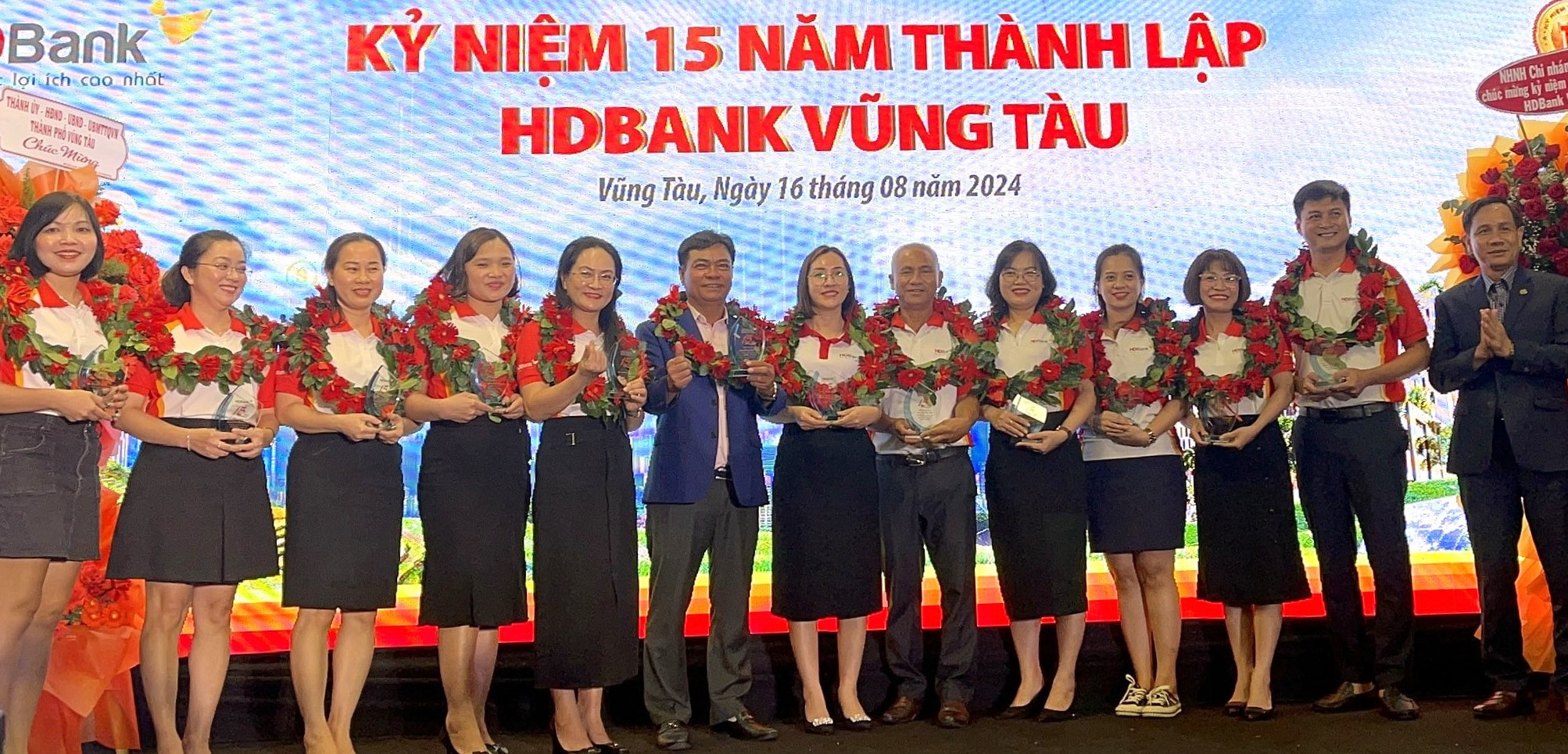 Ghi nhận những cống hiến của cán bộ nhân viên đã cùng đồng hành HDBank trong 15 năm qua, Ban Giám đốc HDbank đã tặng kỷ niệm chương cho cán bộ nhân viên qua các thời kỳ.