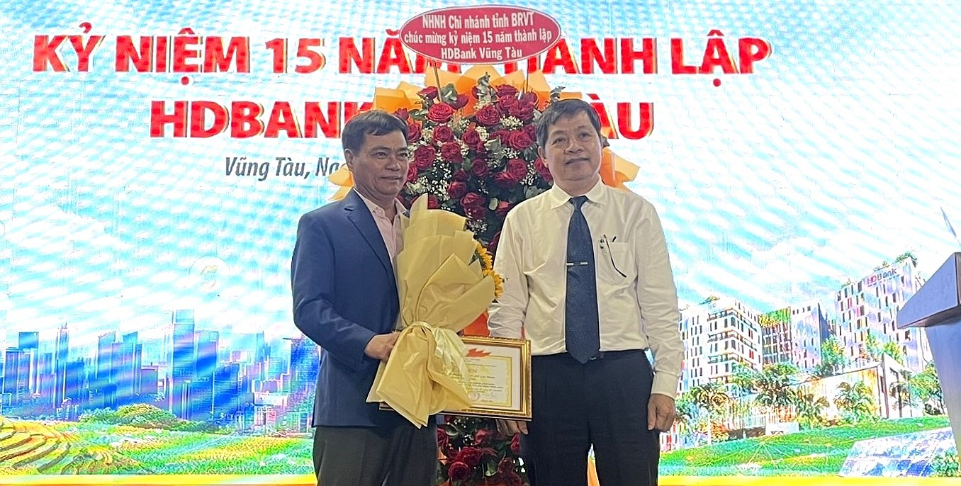 Thay mặt Ngân hàng Nhà nước tỉnh, ông Nguyễn Lợi, Giám đốc đã tặng bằng khen cho HDBank Vũng Tàu.