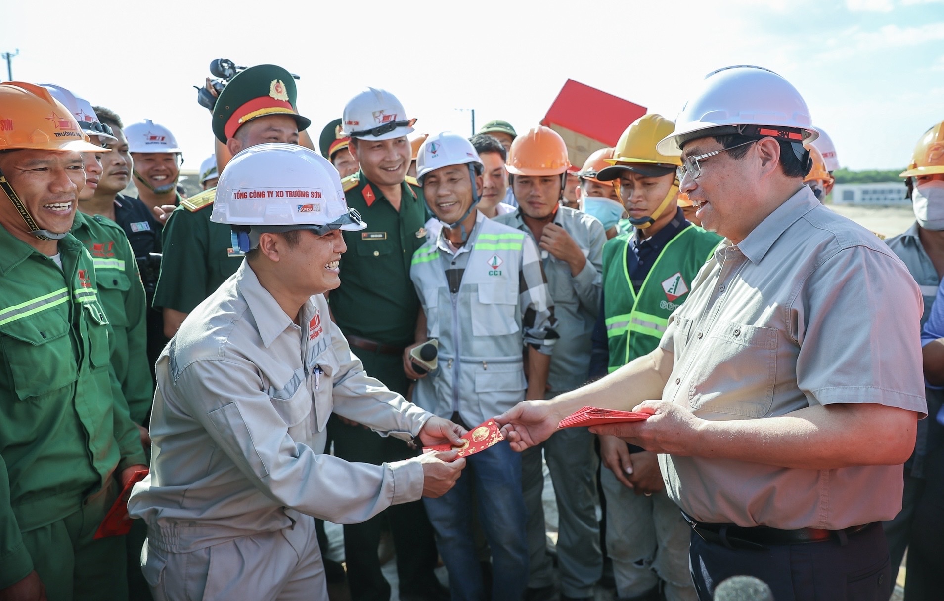 Thủ tướng Chính phủ Phạm Minh Chính kiểm tra công trường thi công cao tốc Biên Hòa-Vũng Tàu và thăm hỏi, tặng quà cho công nhân vào ngày 13/2.