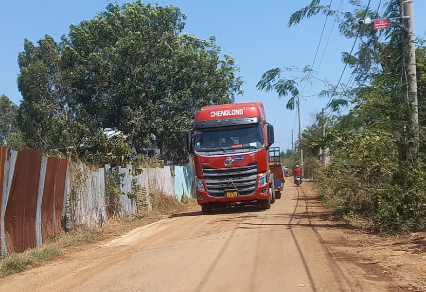 Xe quá tải, quá khổ thường xuyên xuất hiện trên đường nông thôn ấp Bắc 3 (xã Hòa Long, TP.Bà Rịa).