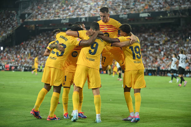 Barca hạ Valencia 2-1 ở vòng đấu mở màn của La Liga mùa giải mới.