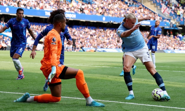 Haaland “mở tài khoản” giúp Man City kéo sập pháo đài Stamford Bridge của Chelsea.