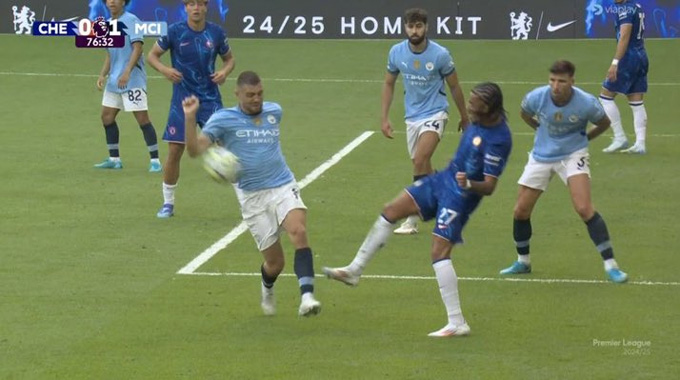 Theo luật mới, Kovacic để bóng chạm tay rõ ràng trong vòng cấm nhưng không bị phạt penalty.